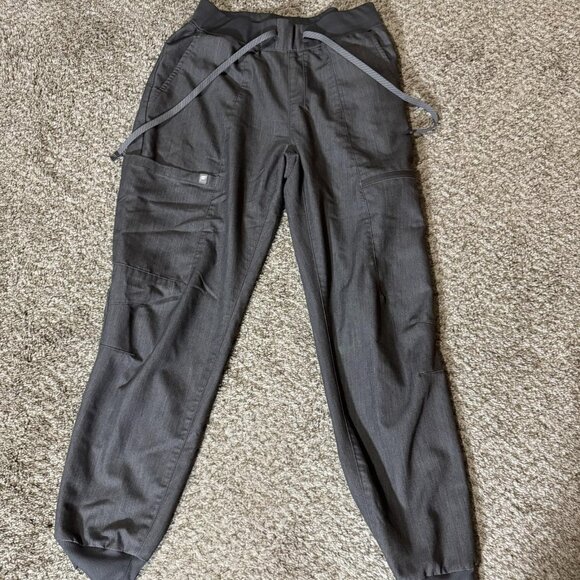 Fabletics Pants Mens Small Gray Joggers Cargo Pockets Rib Cuff Drawstring Tech - Picture 1 of 14